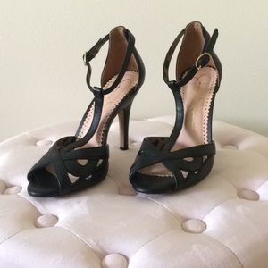 Jessica Simpson 2.5” Black T-strap heel